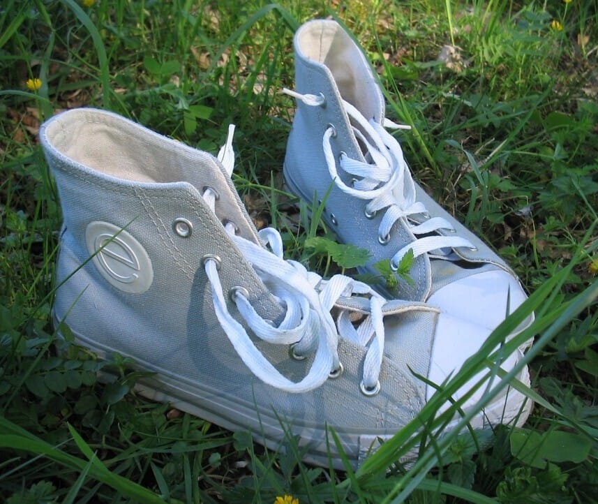 How to Clean White Shoelaces and Eliminate Stubborn Dirt Easily 2 how to clean white shoelaces